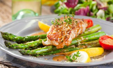 kuşkonmaz ve otlar ile lezzetli ızgara somon biftek yakın çekim görünümü