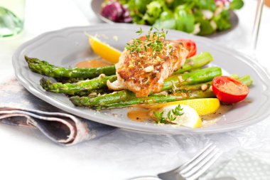 kuşkonmaz ve otlar ile lezzetli ızgara somon biftek yakın çekim görünümü