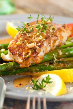 kuşkonmaz ve otlar ile lezzetli ızgara somon biftek yakın çekim görünümü