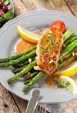 kuşkonmazlı leziz ızgara somon bifteğinin yakın çekim görünümü 