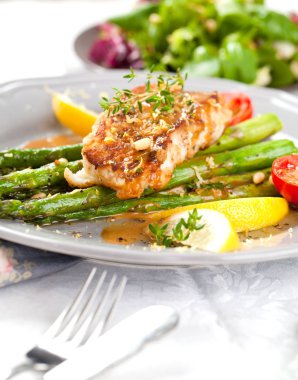 kuşkonmazlı leziz ızgara somon bifteğinin yakın çekim görünümü