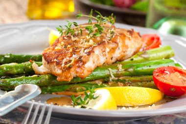 kuşkonmazlı leziz ızgara somon bifteğinin yakın çekim görünümü