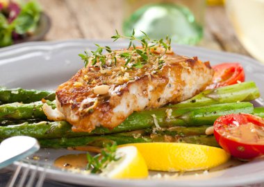 kuşkonmaz, limon ve domates ile lezzetli ızgara somon biftek yakın çekim görünümü 