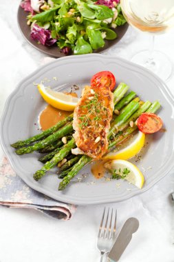 kuşkonmaz, limon ve domates ile lezzetli ızgara somon biftek yakın çekim görünümü 