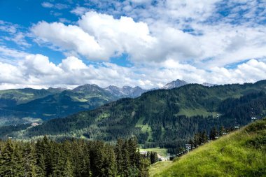 Dağlarla ve köyle çevrili Alp Vadisi 'ne yüksek açı 
