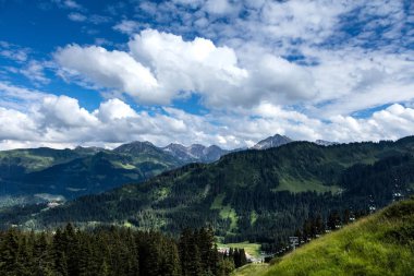 Dağ teleferik. Modern ve kullanışlı araç dağlarda. 