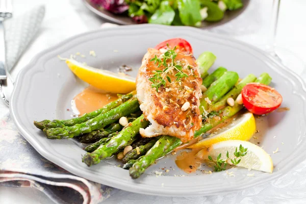 kuşkonmaz, domates ve soslu gurme ızgara somon bifteğinin yakın çekim görünümü 