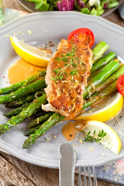 kuşkonmaz, domates ve soslu gurme ızgara somon bifteğinin yakın çekim görünümü 