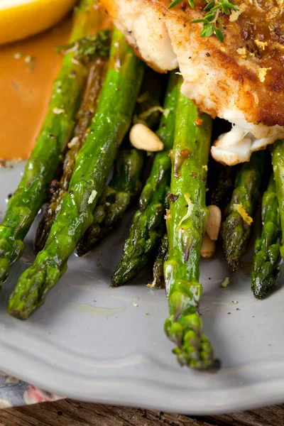 kuşkonmaz ve soslu gurme ızgara somon bifteğinin yakın çekim görünümü 