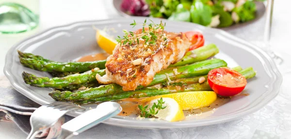 kuşkonmaz, limon ve domates ile gurme ızgara somon biftek