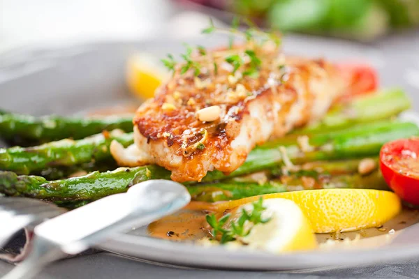 kuşkonmaz ve otlar ile lezzetli ızgara somon biftek yakın çekim görünümü