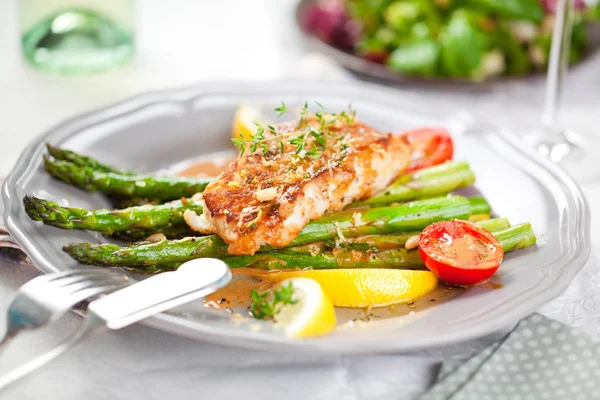 Vista Cerca Del Delicioso Filete Salmón Parrilla Con Espárragos Limón —  Fotos de Stock