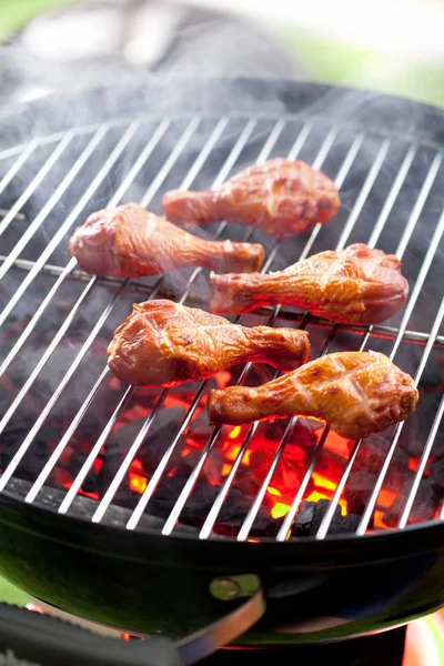 Κοντινό Θέα Του Γκουρμέ Κρέας Κοτόπουλου Μαγείρεμα Ξυλάνθρακα Σχάρα — Φωτογραφία Αρχείου