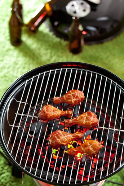 炭火焼きのグルメ鶏肉調理のクローズアップビュー — ストック写真