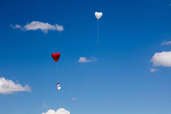 Ballons Rouges Blancs Volant Dans Ciel — Photo