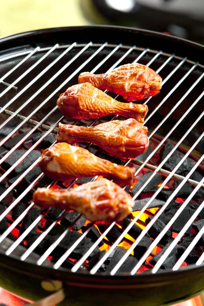 그릴에서 맛있는 육즙이 닭고기 요리의 클로즈업 — 스톡 사진