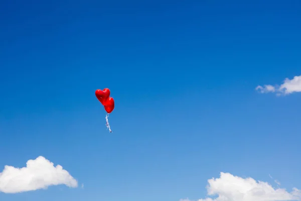 空を飛ぶ赤いハート型の風船 — ストック写真