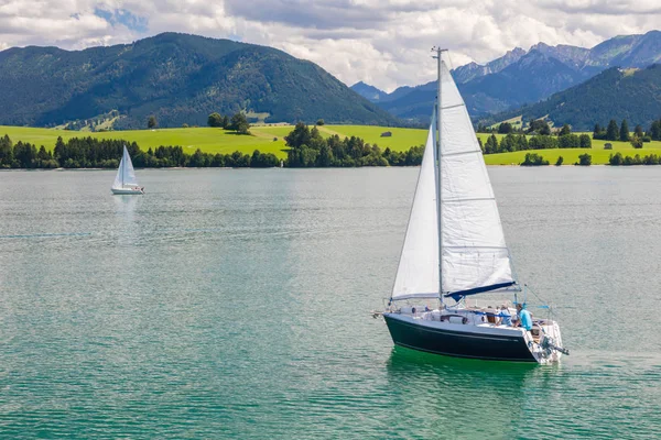 Lago Panorama Com Barcos Vela Vista Para Montanha Céu Azul — Fotografia de Stock