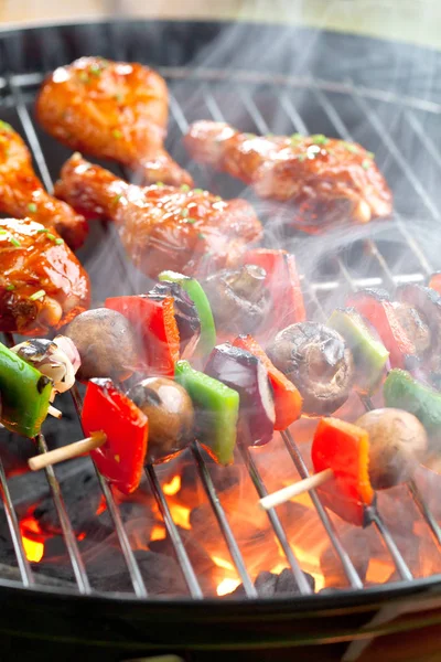 Zbliżenie Smaczne Mięso Warzywami Szpikulce Gotowania Zewnątrz Grill — Zdjęcie stockowe