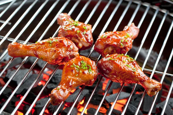 炭火焼きの調理のハーブとおいしい鶏肉のクローズ アップ ビュー — ストック写真