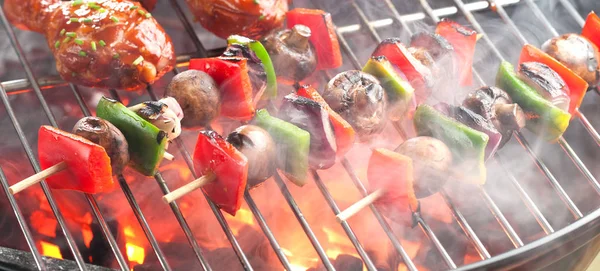 Vista Close Carne Deliciosa Com Espetos Vegetais Cozinhar Grelha Carvão — Fotografia de Stock