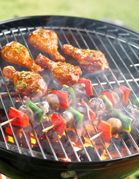 Vista Close Carne Deliciosa Com Espetos Vegetais Cozinhar Grelha Carvão — Fotografia de Stock