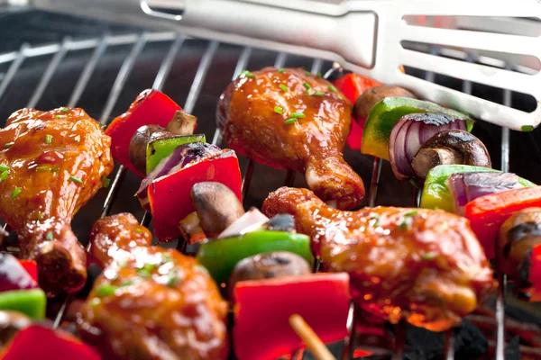 Pyszny Kurczak Mięso Warzywami Gotowania Zewnątrz Grill Węglowy — Zdjęcie stockowe