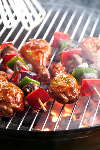 Heerlijk Sappig Vlees Met Groenten Koken Houtskool Barbecue — Stockfoto