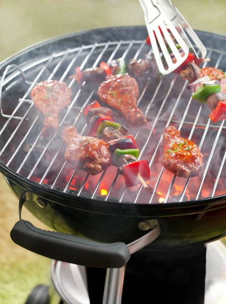 Vergrote Weergave Van Heerlijk Vlees Met Groenten Koken Grill Buiten — Stockfoto