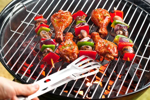 Vergrote Weergave Van Heerlijke Kippenvlees Met Groenten Koken Houtskool Barbecue — Stockfoto