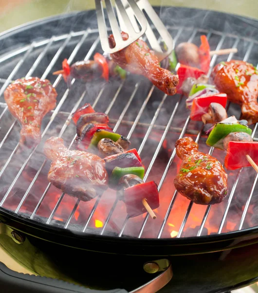 Zbliżenie Kurczaka Pyszne Mięso Warzywami Gotowanie Grill Węglowy — Zdjęcie stockowe