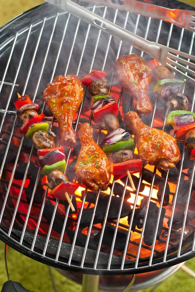 Zbliżenie Pyszne Soczyste Mięsa Warzywami Gotowanie Grill Węglowy — Zdjęcie stockowe