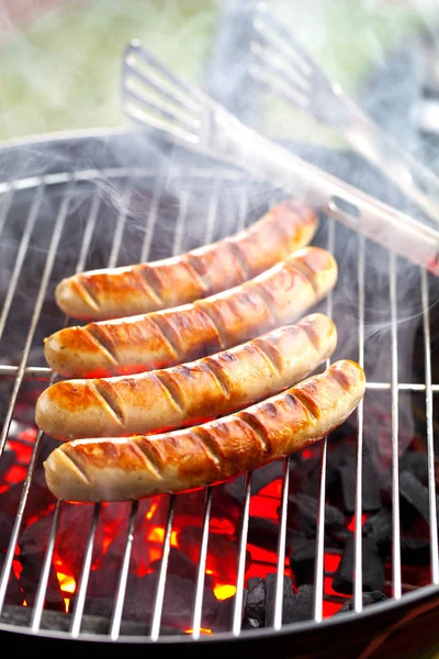 Vista Cerca Deliciosas Salchichas Cocinando Parrilla Carbón — Foto de Stock