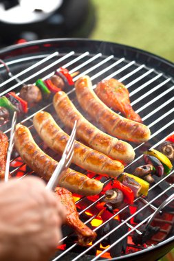 lezzetli sosis ızgara yemek kişi yakından görmek 