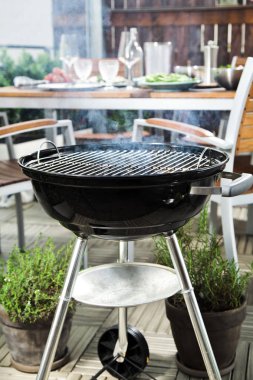 arka bahçesinde barbekü yerde kömür ızgara yakın çekim