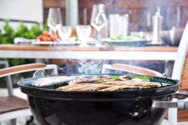 lezzetli karides, balık, ahtapot, kuşkonmaz ve ızgara pişirme otlar ile istiridye