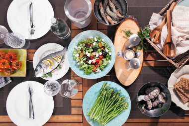 karides, deniz ürünleri, salata ve sebze ile lezzetli yemek üst görünümü masada