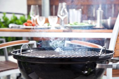 bahçede barbekü yerde kömür ızgara 