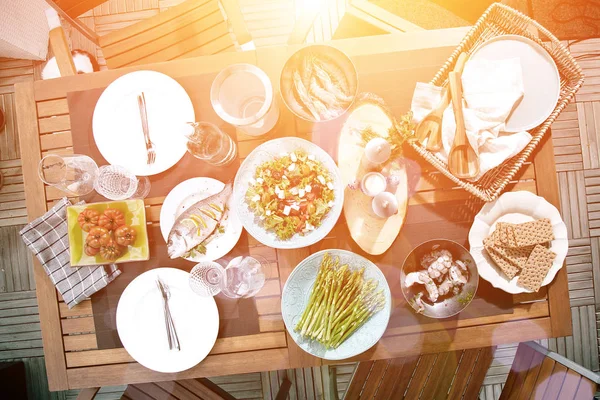 可口的美味佳肴与虾 沙拉和蔬菜在桌子上 — 图库照片