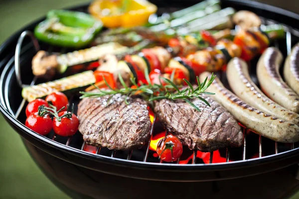 Leckere Steaks Würstchen Und Gemüse Vom Grill — Stockfoto