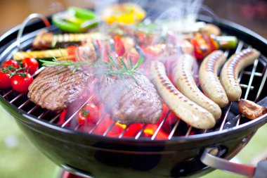 Barbekü üzerinde kömürler üzerinde sebze ile ızgara et ve sosis yakın çekim görünümü