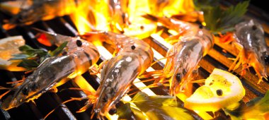 ızgarada pişirilen limon ve otlar ile gurme karides yakın çekim görünümü 