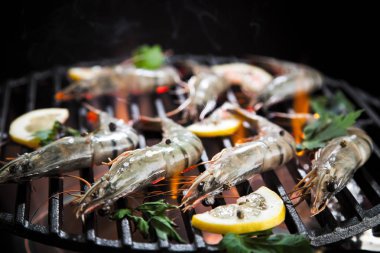 ızgarada pişirilen limon ve otlar ile lezzetli karides yakın çekim görünümü