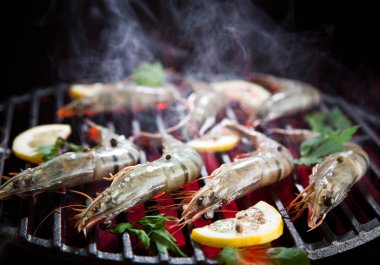 ızgarada pişirilen limon ve otlar ile lezzetli karides yakın çekim görünümü