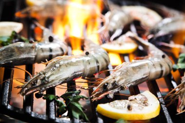 ızgarada otlar ve limon pişirme ile lezzetli karides yakın çekim görünümü 