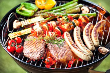 barbekü kömürler üzerinde sebze ile çeşitli lezzetli ızgara et ve sosis yakın çekim görünümü