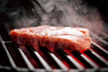 ızgarada pişirilen lezzetli çiğ biftek yakın çekim görünümü  