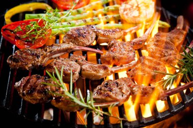 otlar, kuşkonmaz ve domates ızgara yemek lezzetli etli yakından görmek