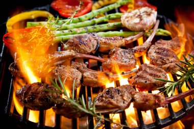 Biberiye, kuşkonmaz ve ızgarada pişirme biber lezzetli etli yakından görmek 