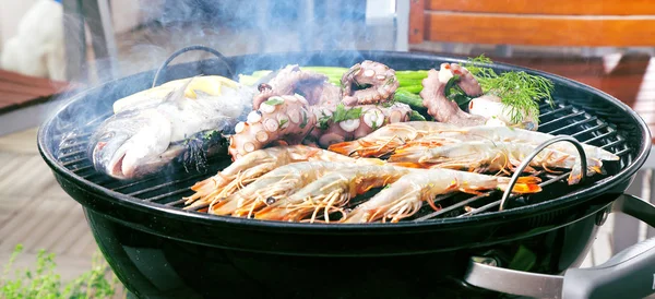 Close View Delicious Seafood Prawns Fish Octopus Oysters Cooking Grill — Stock Photo, Image